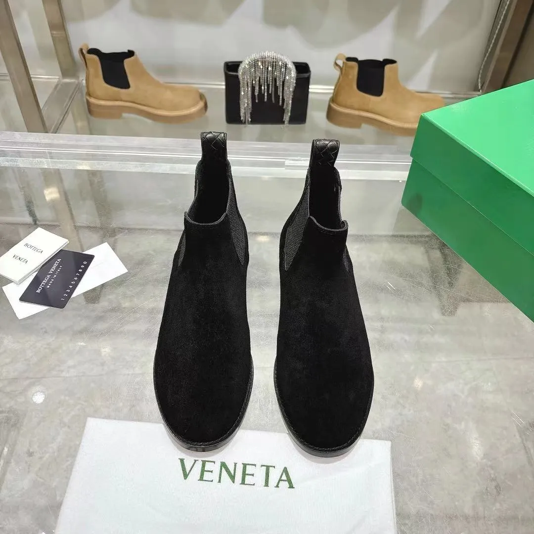 [BV] Top P: 840💰Size for couples: Female 35-39 Male 39--44 (Female 40. Male 38.45.46.47 customization is not returnable) [Note‼ ️] Add 💰 to size 46, add 20💰 to size 47, Bottega Veneta 2025 autumn and winter counter synchronized style Bottega Veneta small round toe short boots, high mercerized cow velvet, solid color cow lining! Leather outsole! A one-to-one replica of the original! Fine workmanship! quality assurance!